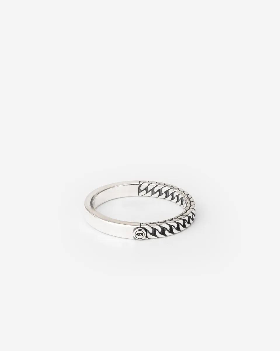 De Esther Mini Dual Ring is vervaardigd uit gerecycled sterling zilver. Dankzij de combinatie van een gladde zijde en het geweven Esther-patroon is deze ring graveerbaar. Laat jouw persoonlijke verhaal versmelten met deze veelzijdige ring. Deze ring is kleiner dan de Esther Small Dual Ring en daardoor perfect te combineren met andere sieraden uit de Esther-collectie van Buddha to Buddha. Ontworpen in Amsterdam en op duurzame wijze geproduceerd in Zuidoost-Azië. Wij geloven dat elk sieraad een eigen ziel heeft. Wat betekent dat voor jou?